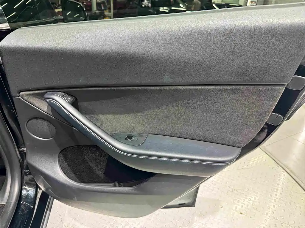 Tesla Model Y — миниатюра 24
