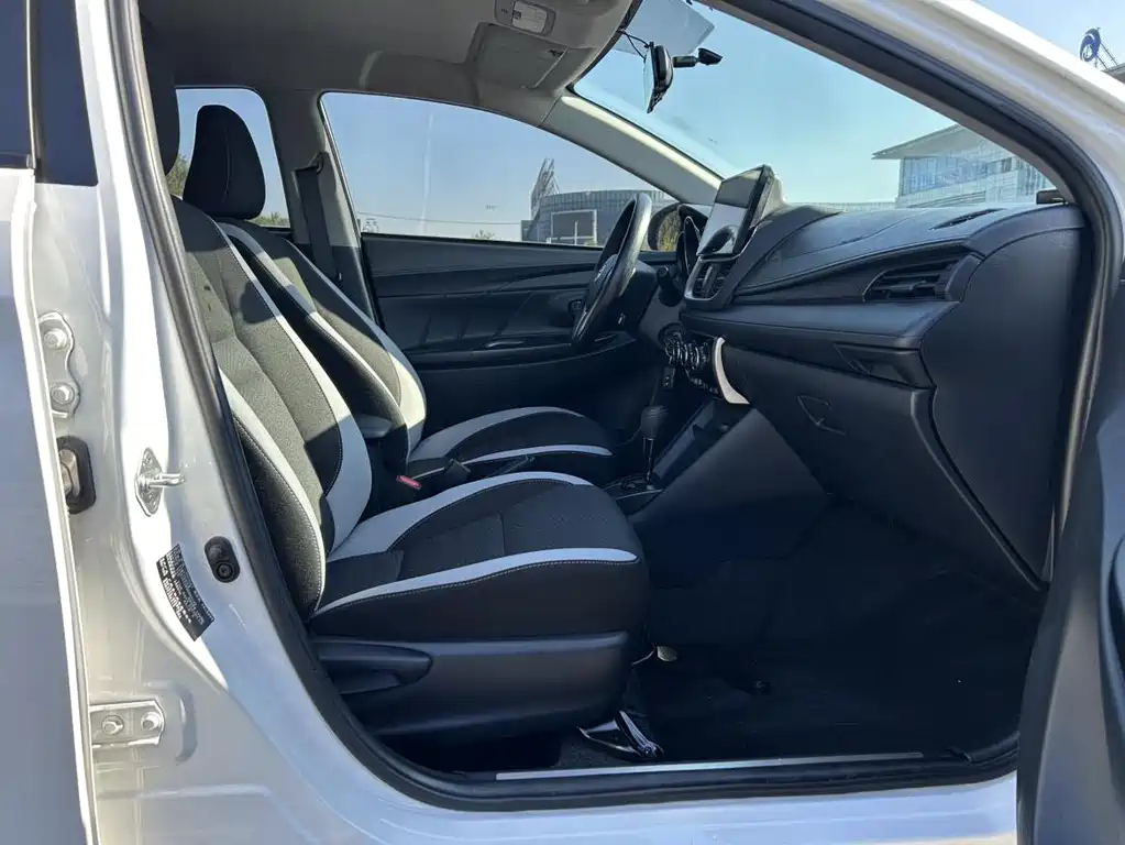 Toyota Yaris L 2022 — фото 12