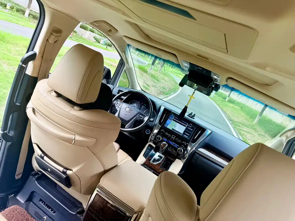 Toyota Alphard — миниатюра 10