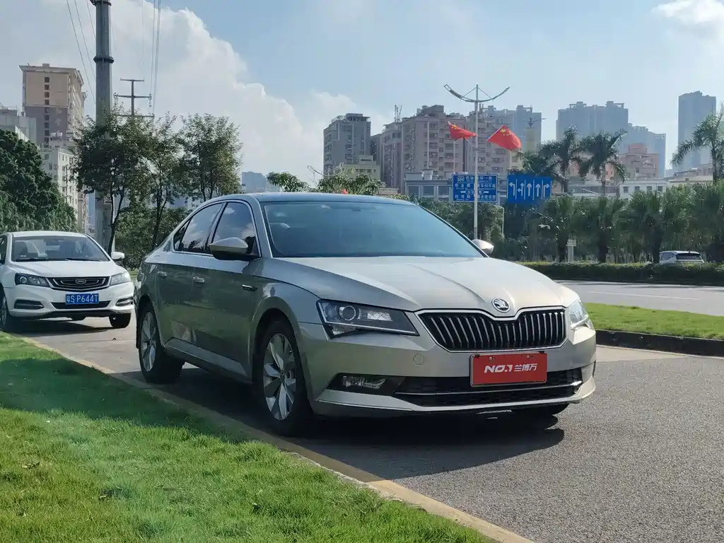 Skoda Superb — миниатюра 7