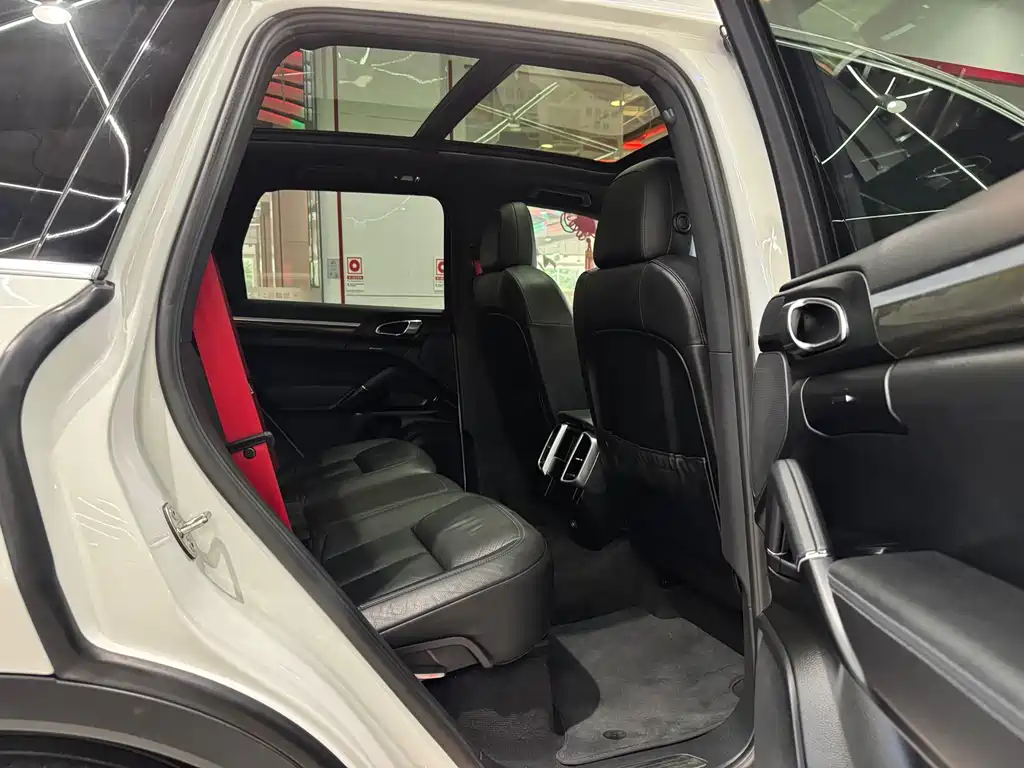 Porsche Cayenne — миниатюра 7