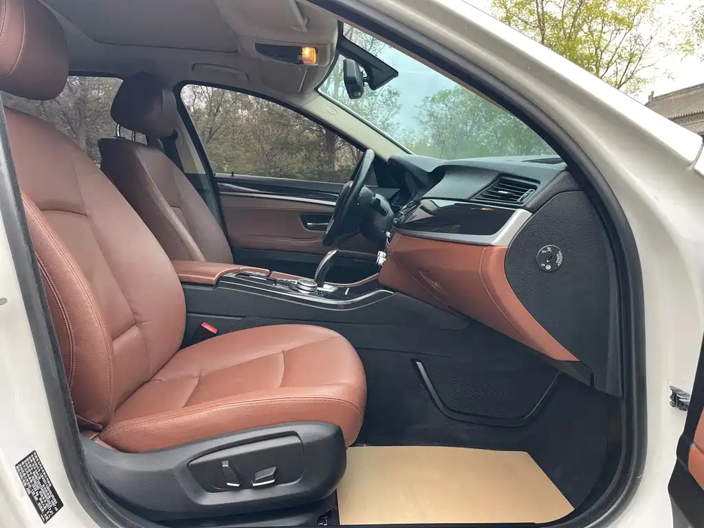 BMW 5 Series — миниатюра 11