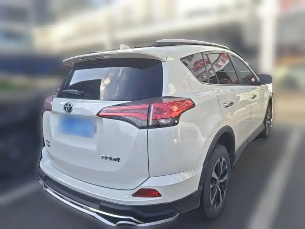 Toyota RAV4 — миниатюра 10