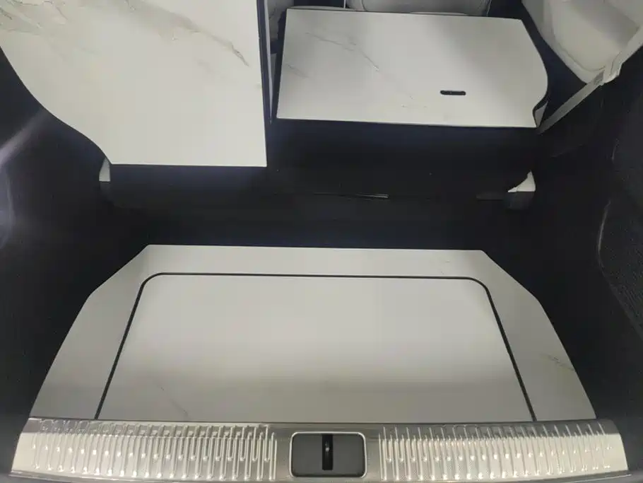 XPeng X9 — миниатюра 4