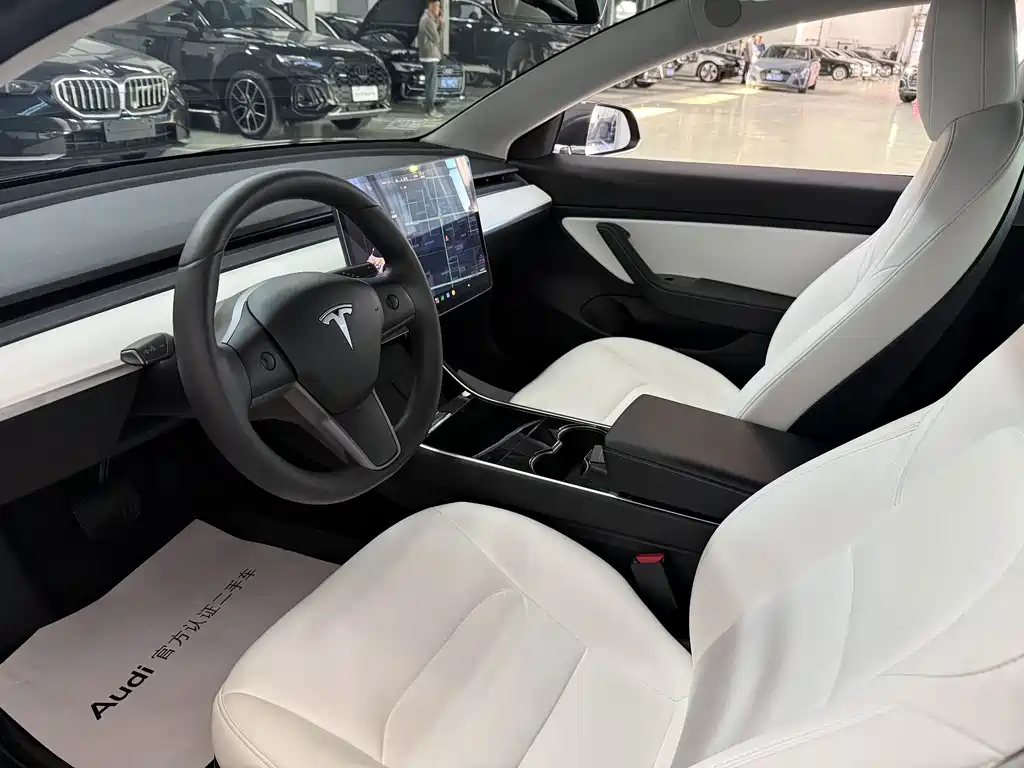 Tesla Model 3 — миниатюра 7