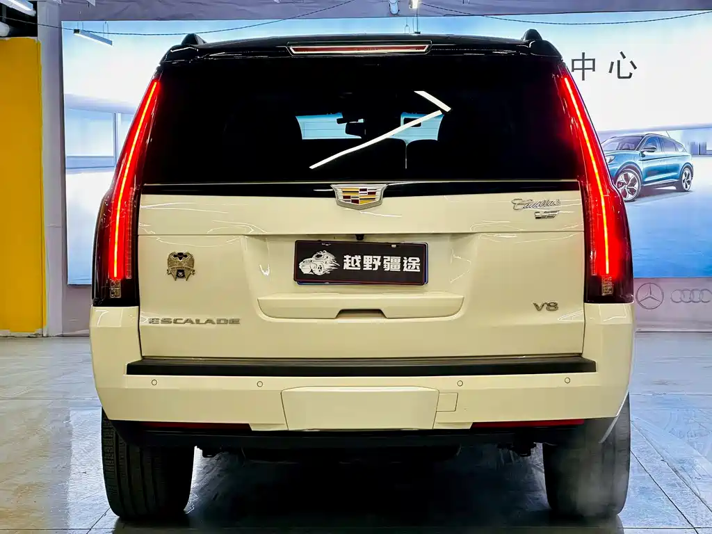 Cadillac Escalade 2016 6.2L AT