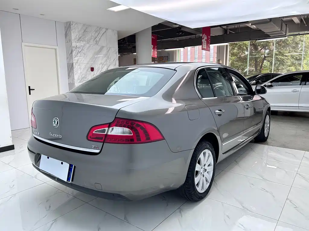 Skoda Superb — миниатюра 7