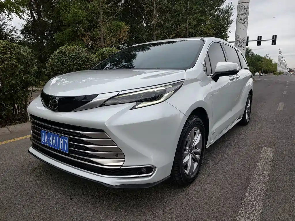 Toyota Sienna — миниатюра 2