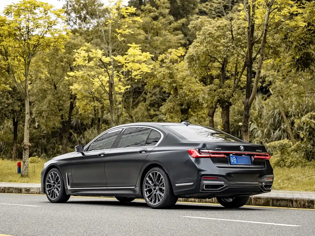 BMW 7 Series — миниатюра 13