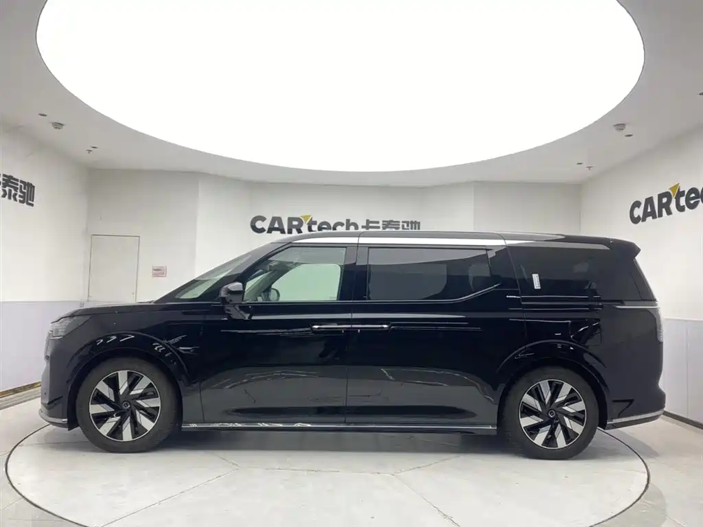 Volvo EM90 2025 Ultra мест