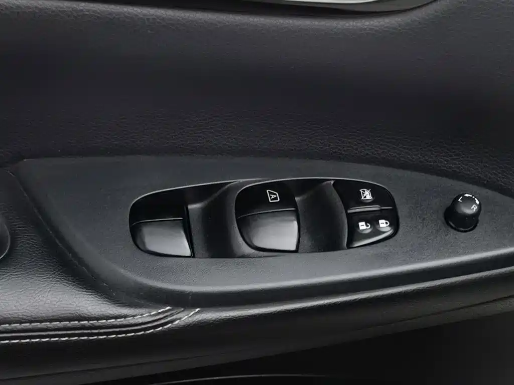 Nissan Tiida — миниатюра 9