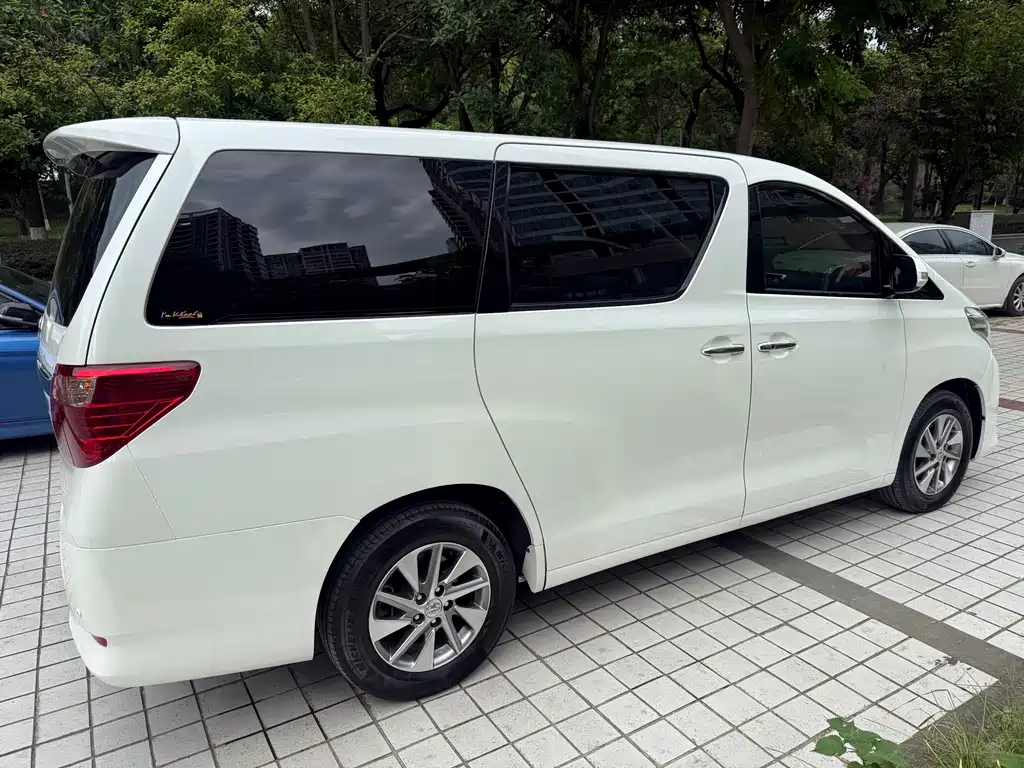 Toyota Alphard — миниатюра 3