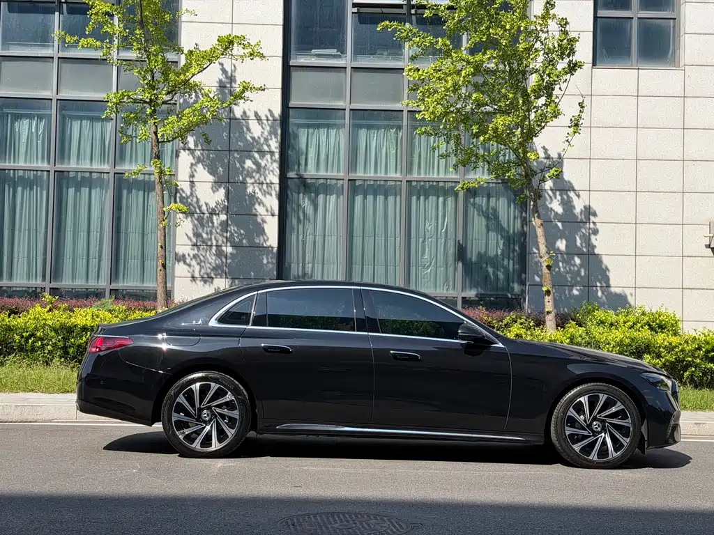 Mercedes-Benz E-Class — миниатюра 4