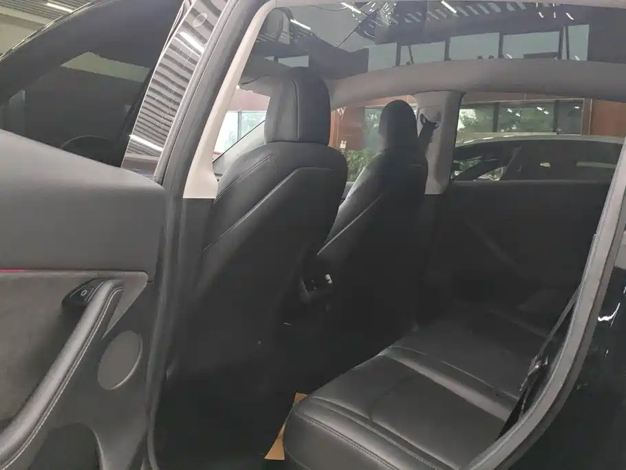 Tesla Model Y — миниатюра 11