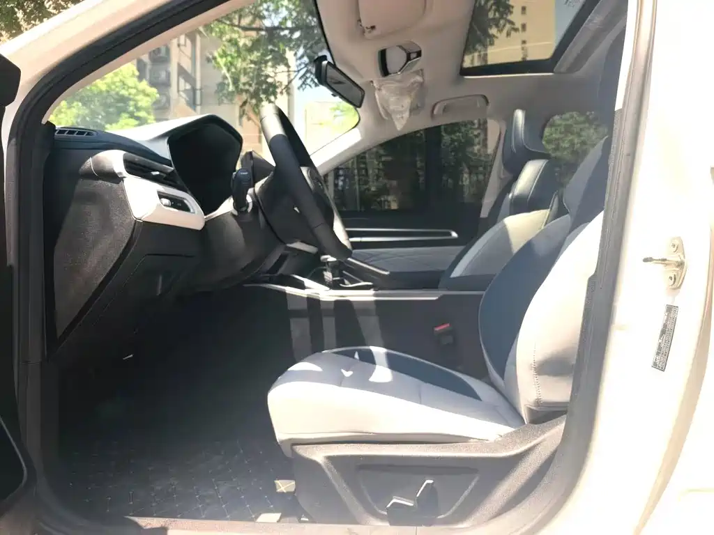 Geely Emgrand 2022 4 1.5L CVT Luxury