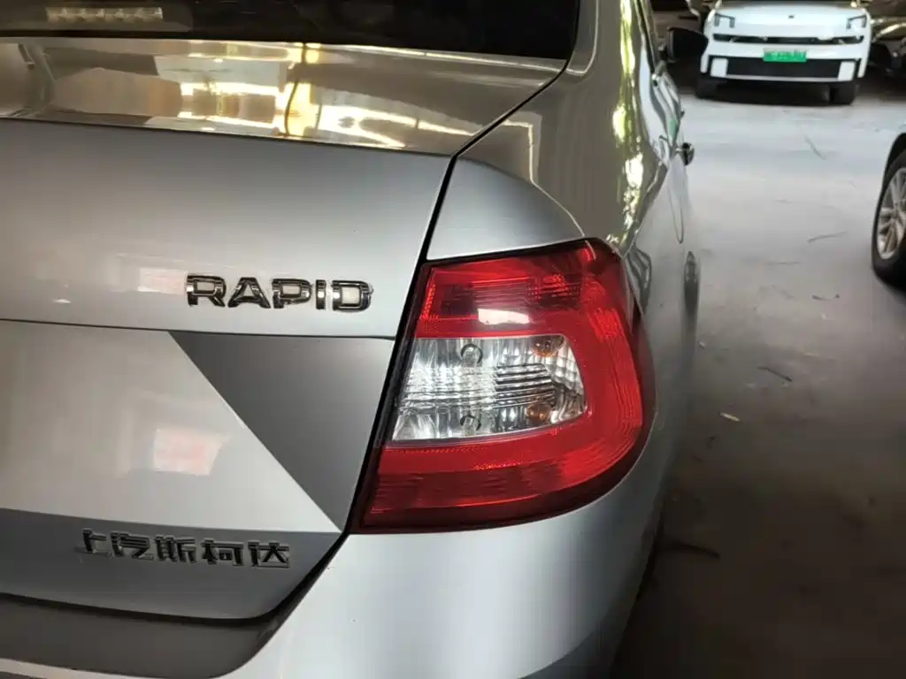 Skoda Rapid — миниатюра 8