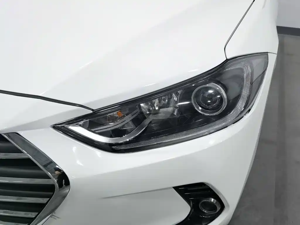 Hyundai Elantra — миниатюра 7
