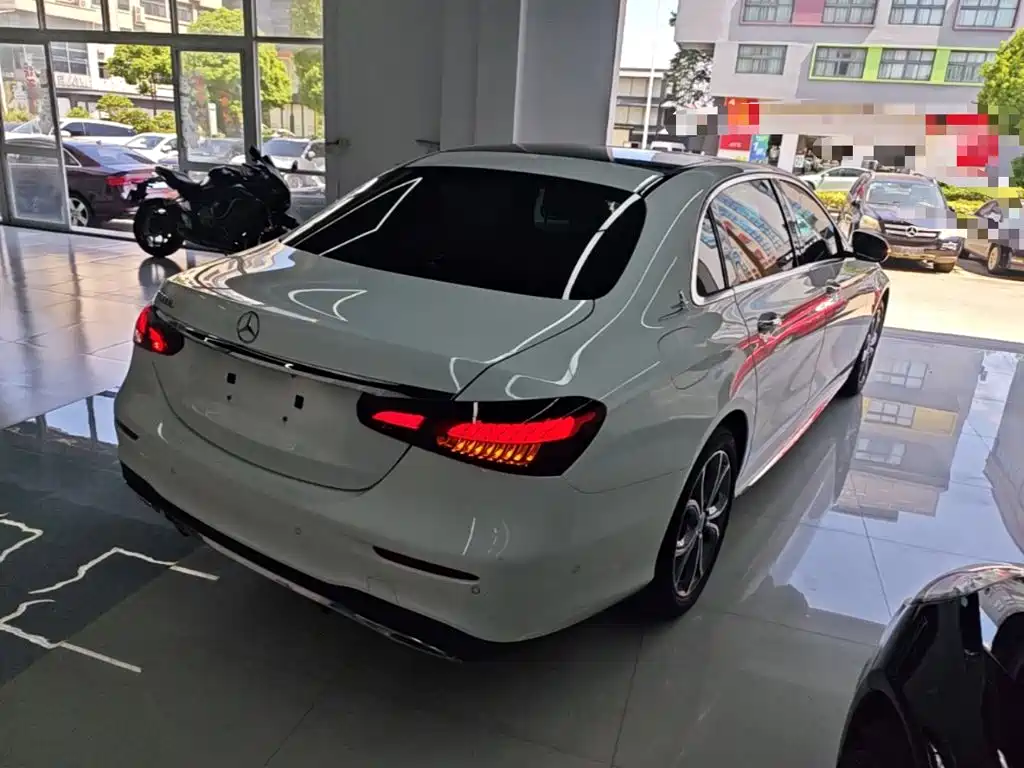 Mercedes-Benz E-Class — миниатюра 7