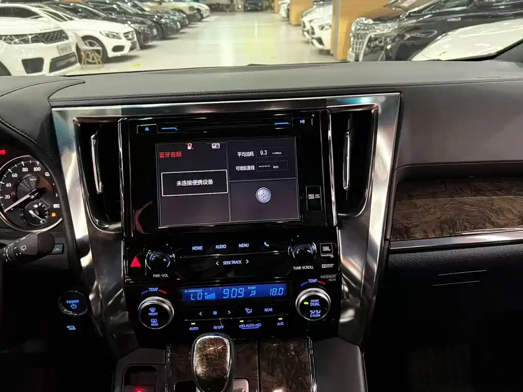 Toyota Vellfire — миниатюра 8