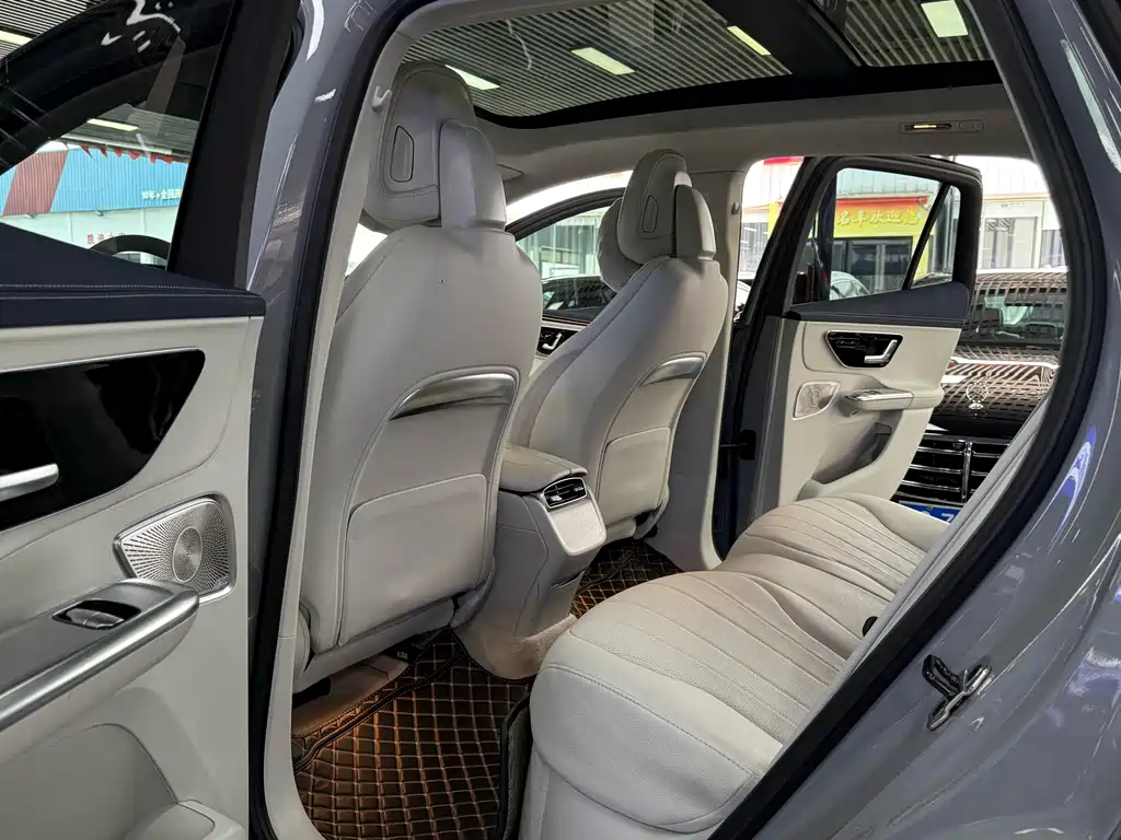 Mercedes-Benz EQE SUV — миниатюра 10