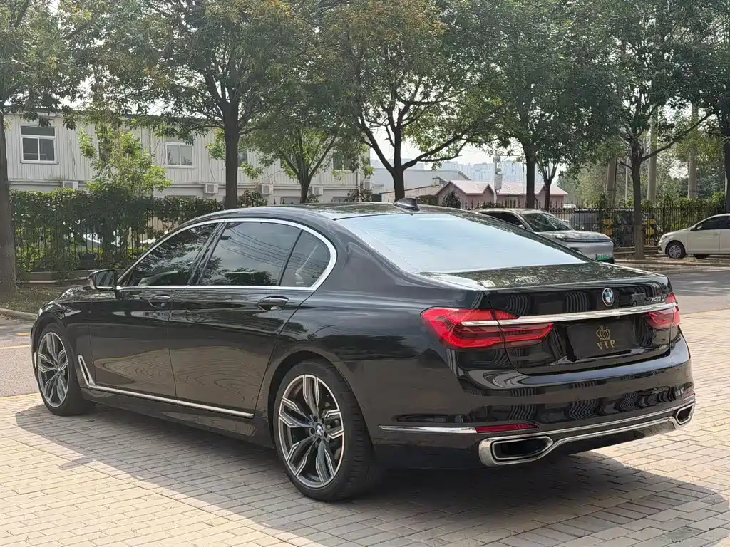 BMW 7 Series — миниатюра 8