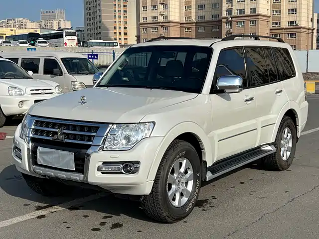 MITSUBISHI PAJERO 2020