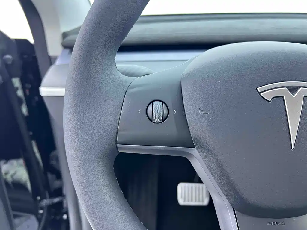Tesla Model Y — миниатюра 19