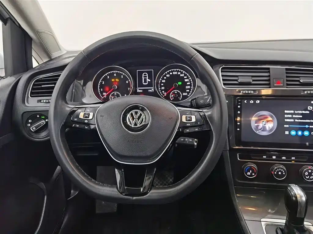 VOLKSWAGEN GOLF