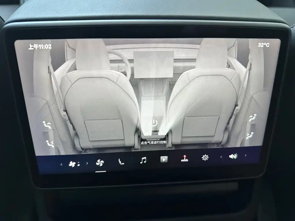 Tesla Model Y — миниатюра 18