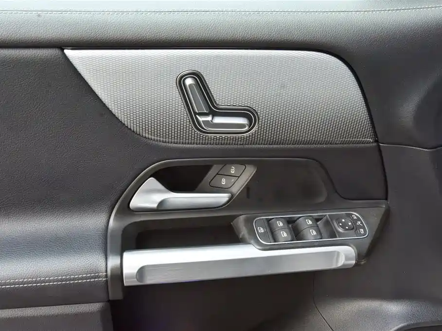 Mercedes-Benz GLB — миниатюра 13