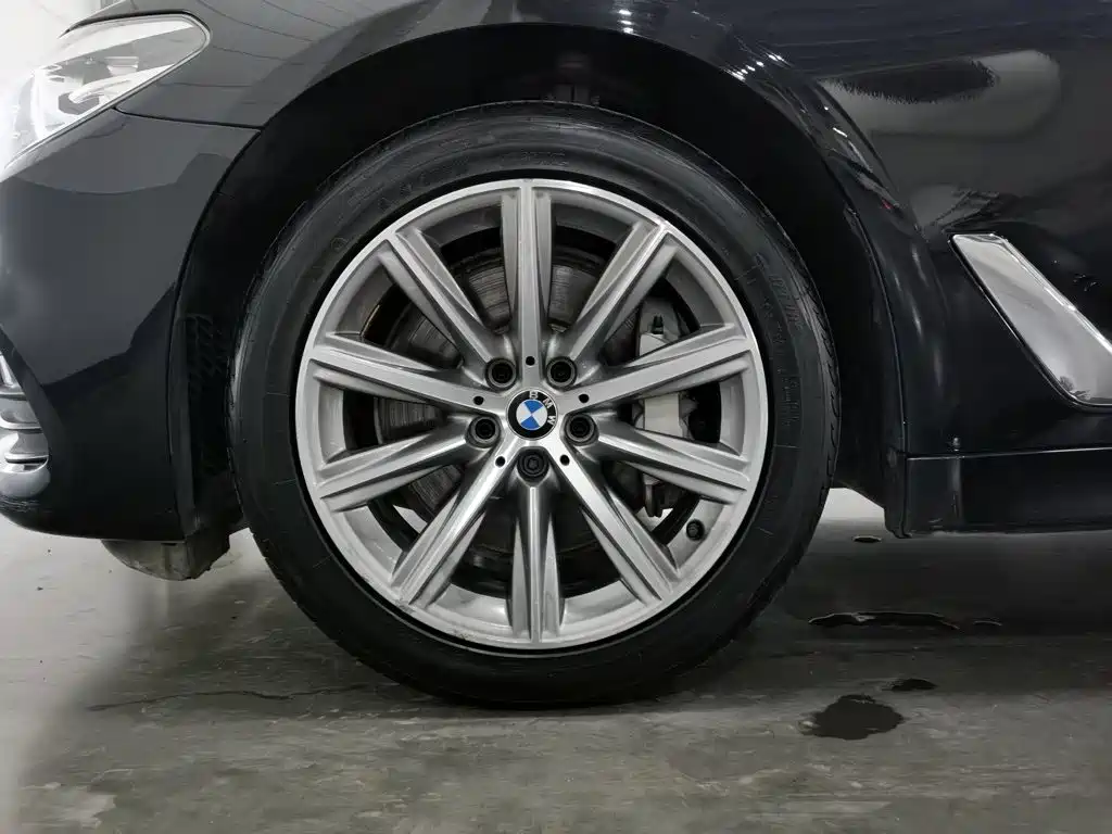 BMW 5 Series — миниатюра 17