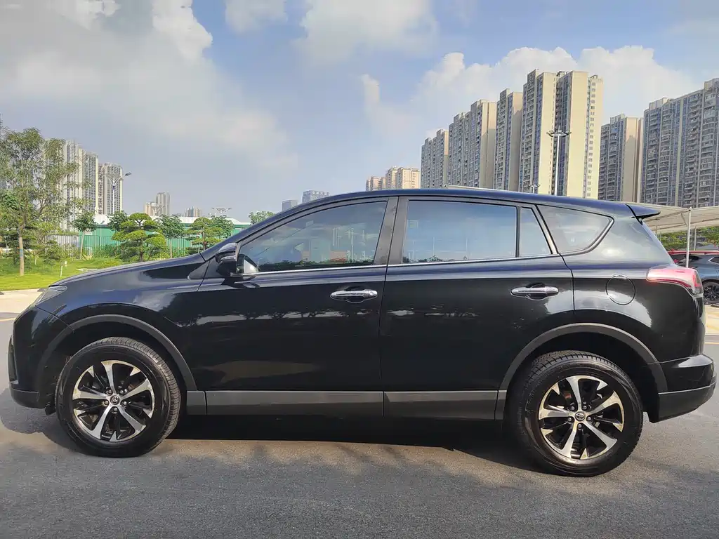Toyota RAV4 — миниатюра 5