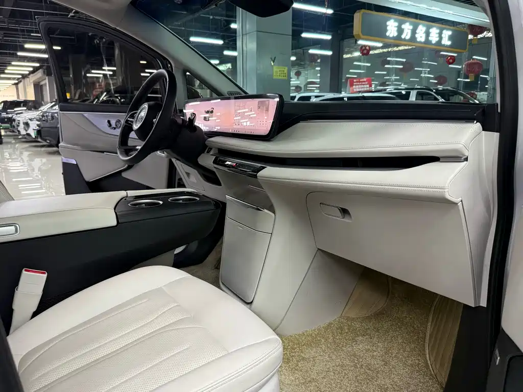 Buick GL8 Hybrid — миниатюра 11