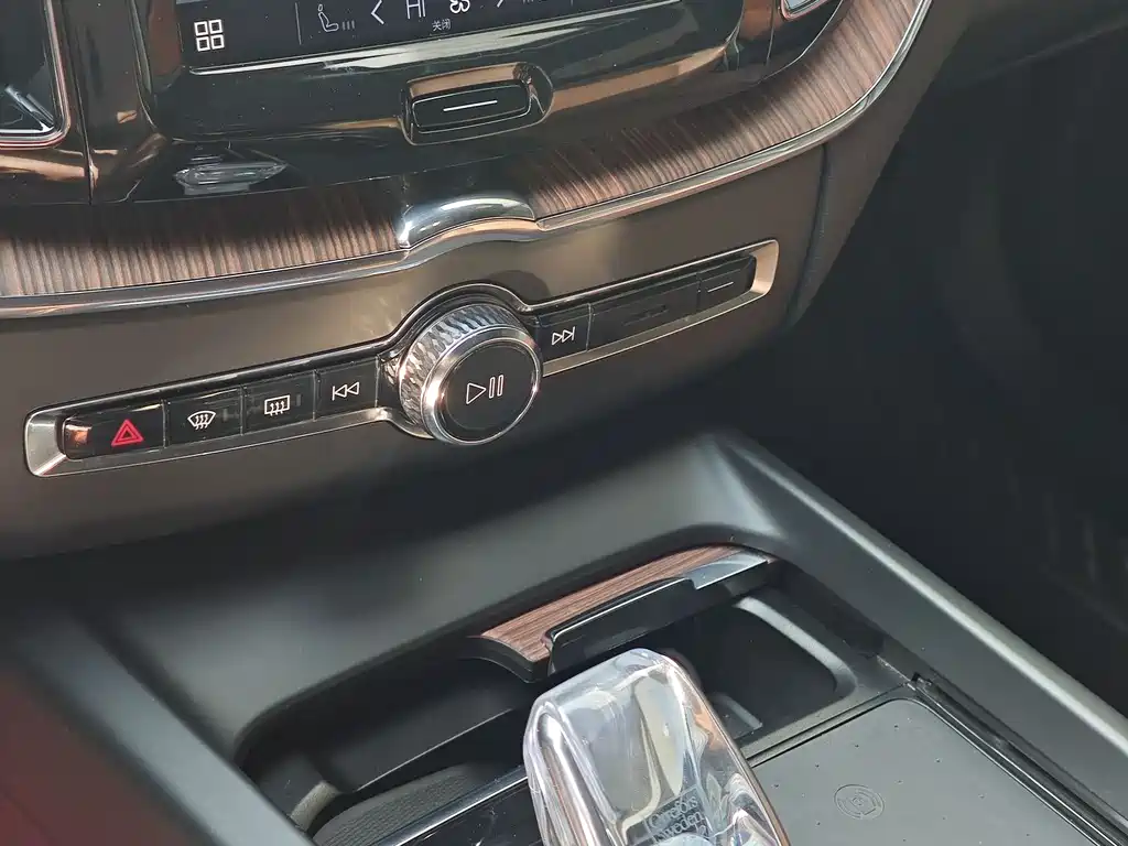 Volvo XC60 2024 T8 Luxury