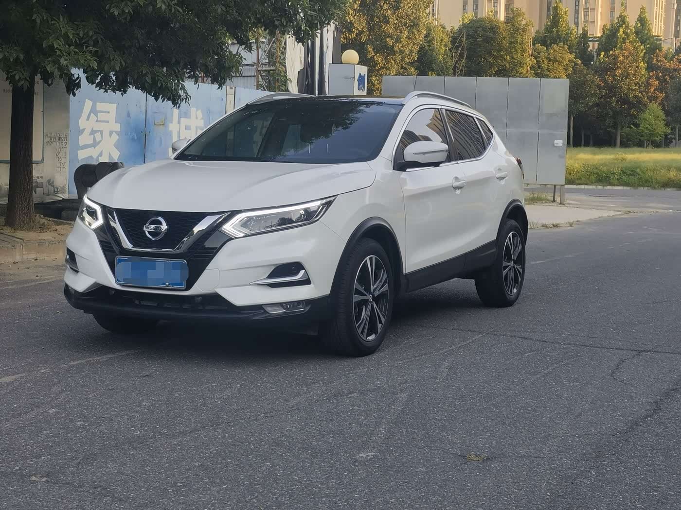 Nissan Qashqai 2.0 л 2022 г. Белый, пробег 25000 км