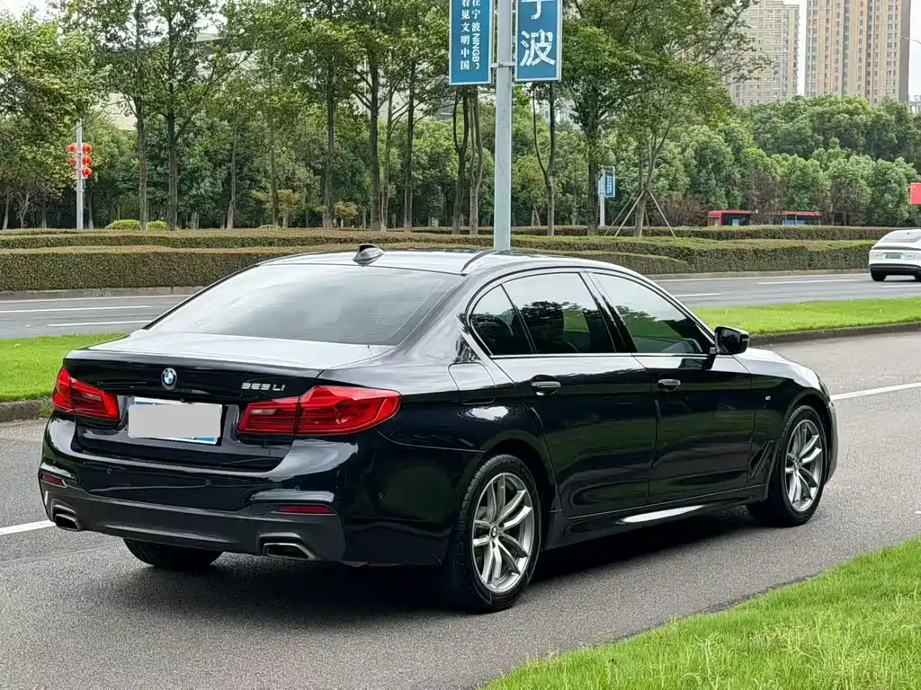 BMW 5 Series — миниатюра 9