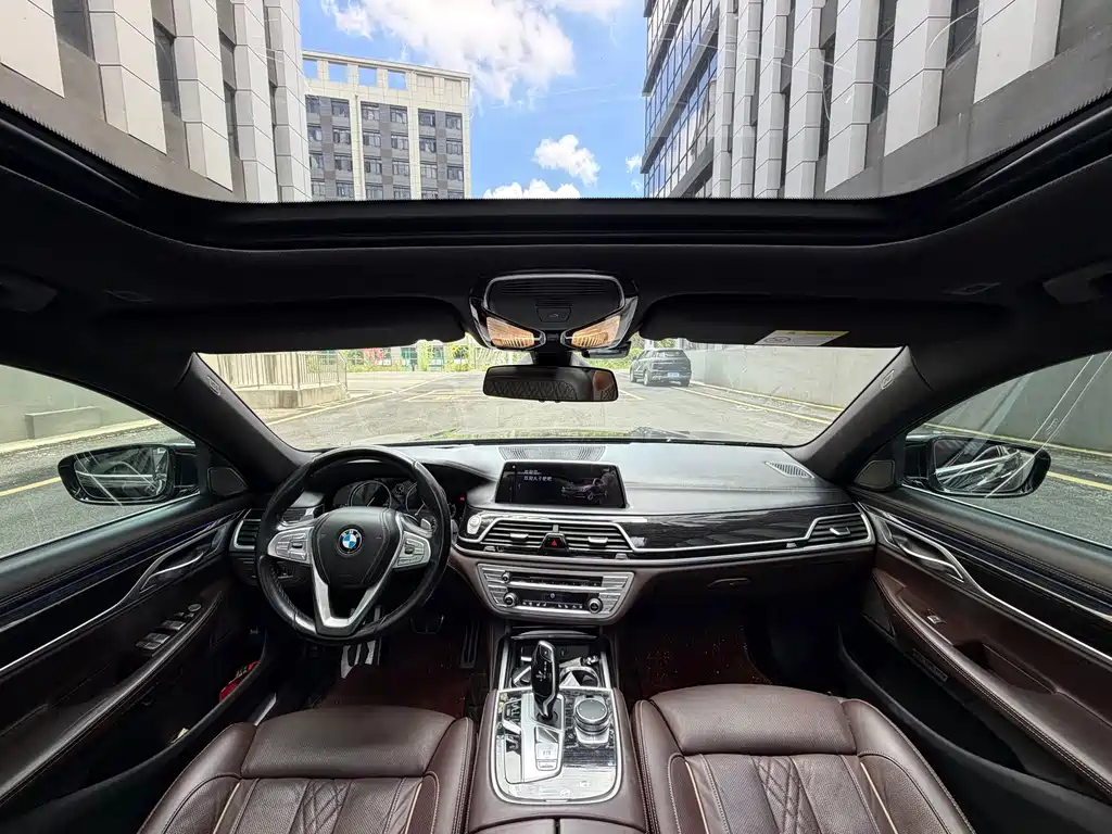 BMW 7 Series — миниатюра 5