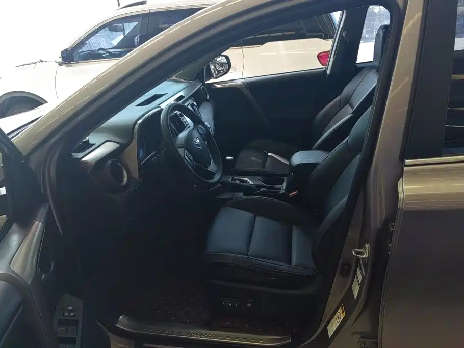 Toyota RAV4 — миниатюра 9