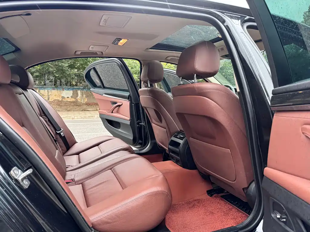 BMW 5 Series — миниатюра 7