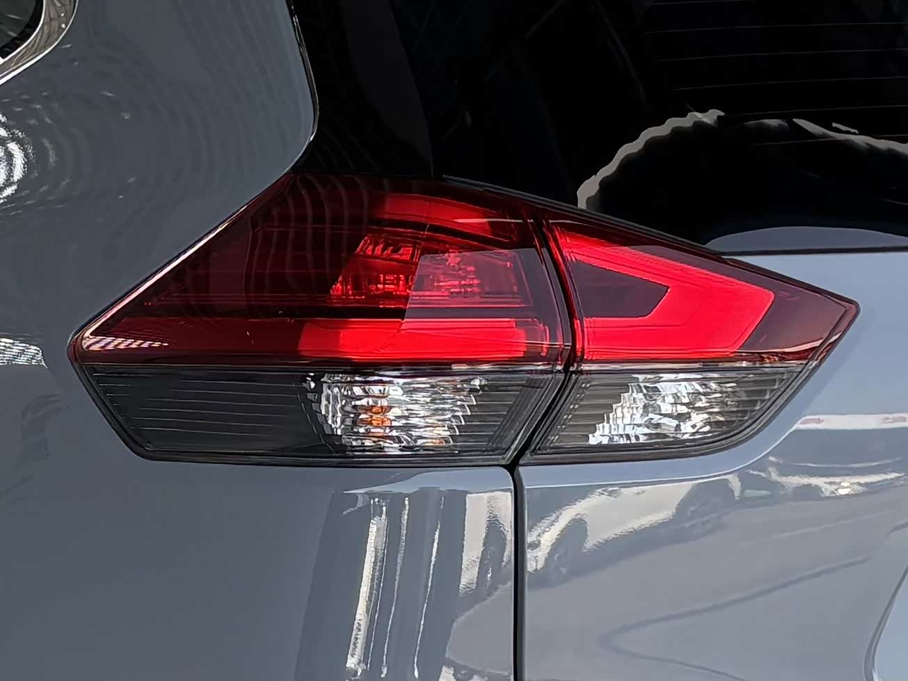 Nissan X-Trail 2.0 л 2025 г. Серебристо-серый, пробег 9900 км
