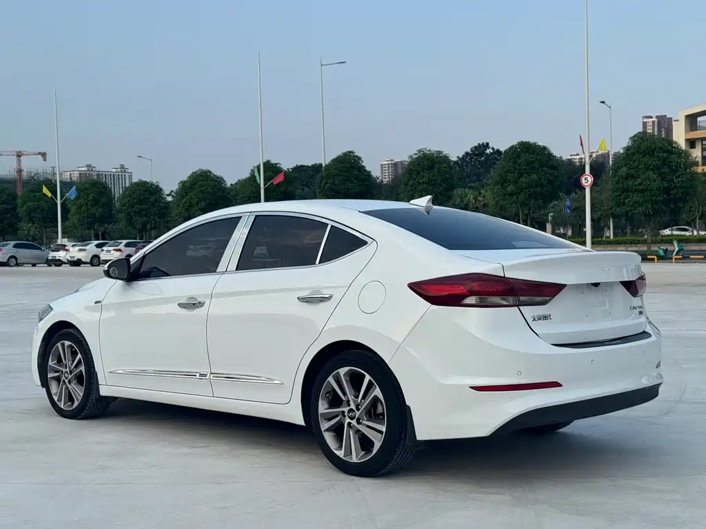 Hyundai Elantra — миниатюра 7