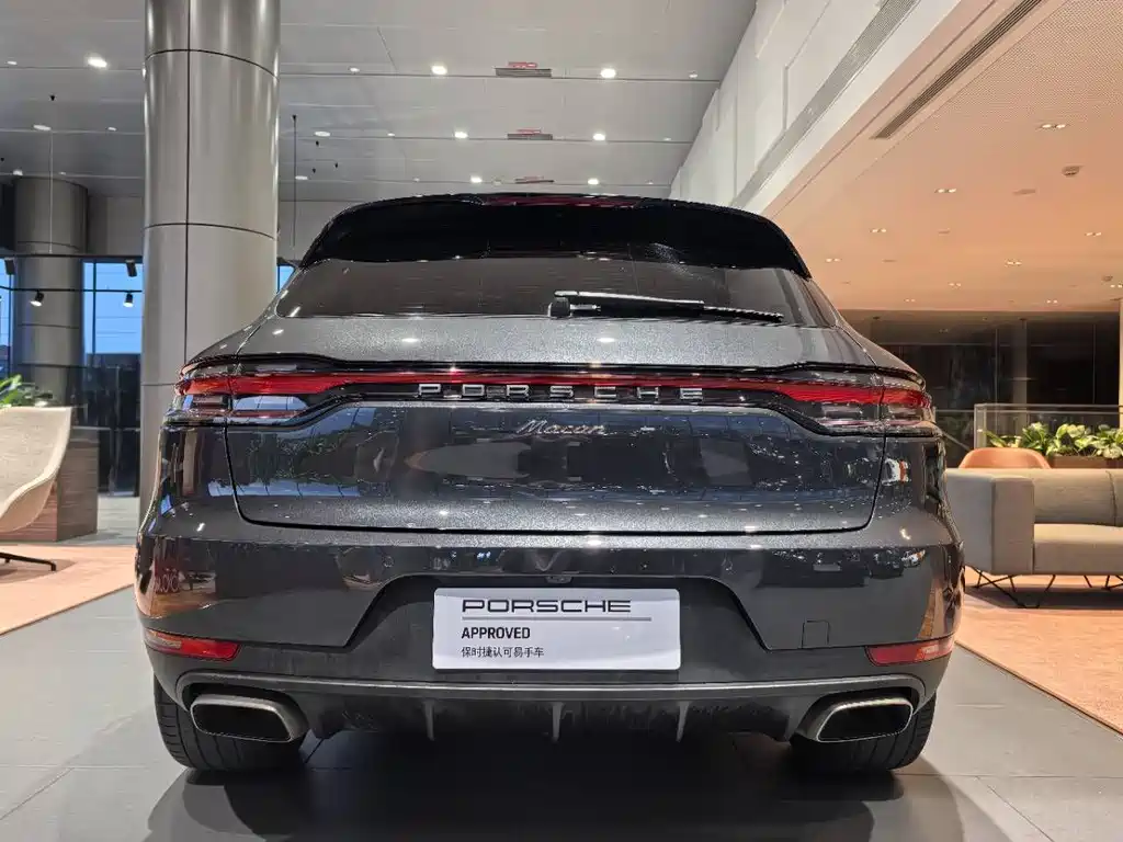 PORSCHE MACAN
