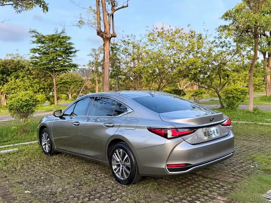 Lexus ES 2021 200