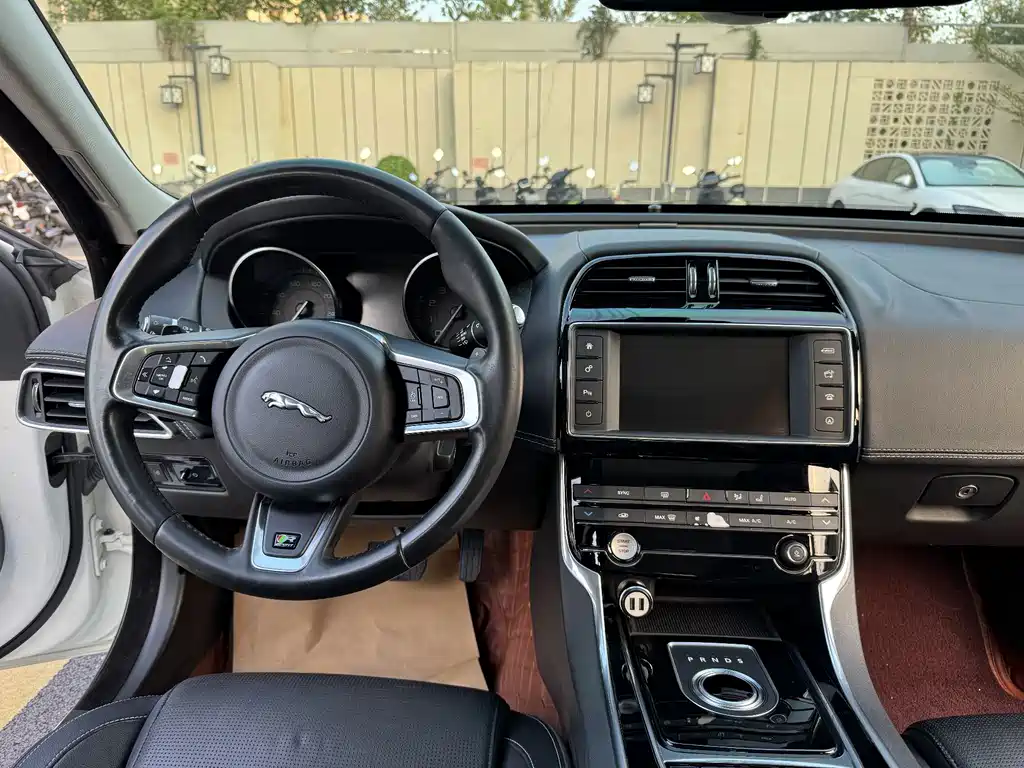 Jaguar XE — миниатюра 14