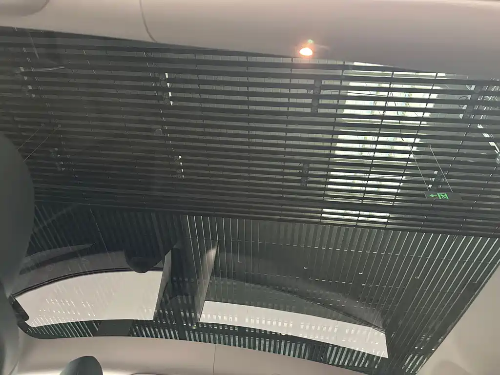 Tesla Model Y — миниатюра 9