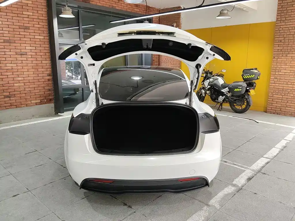 Tesla Model 3 — миниатюра 20