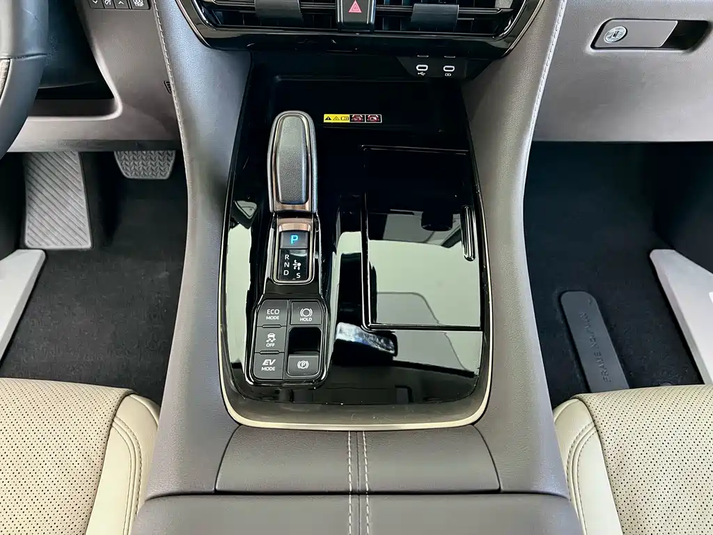 Toyota Alphard — миниатюра 19