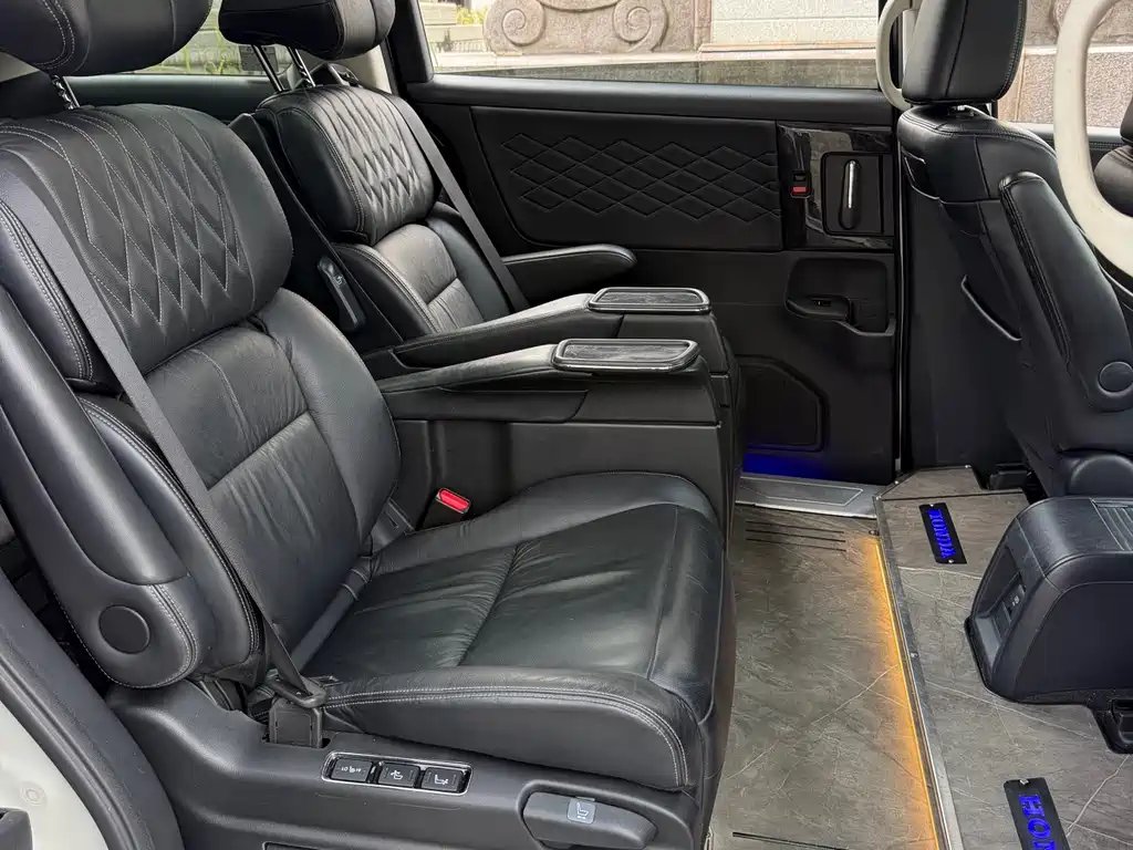 Honda Elysion 2.0L Hybrid Luxury Edition, фото 12