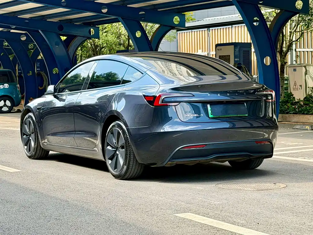 Tesla Model 3 — миниатюра 6