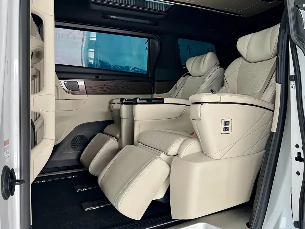 Toyota Alphard — миниатюра 10